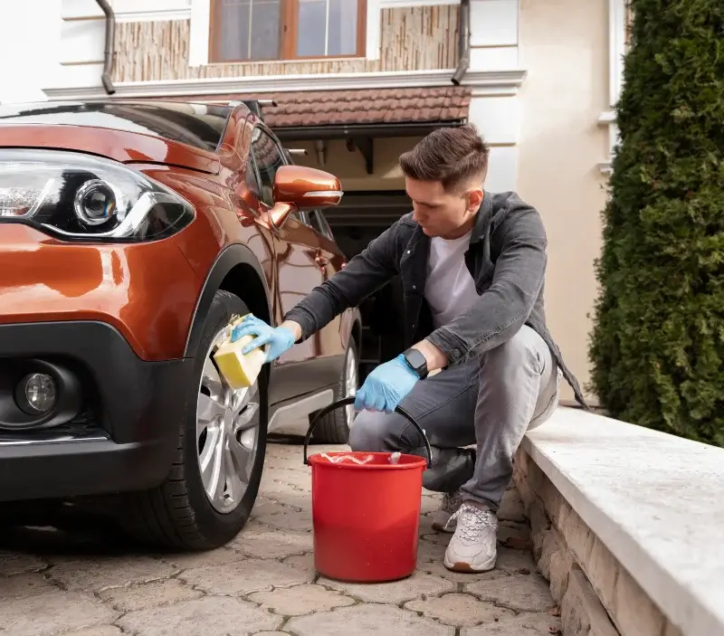 Lavage auto à domicile Sablonceaux : professionnel intervenant sur un véhicule
